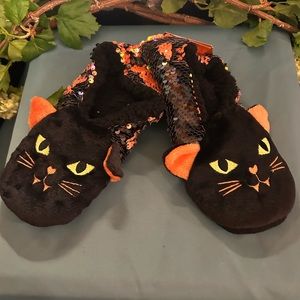 NWT size (S-M)/(5-7) kids “Black Cat” Halloween slippers.